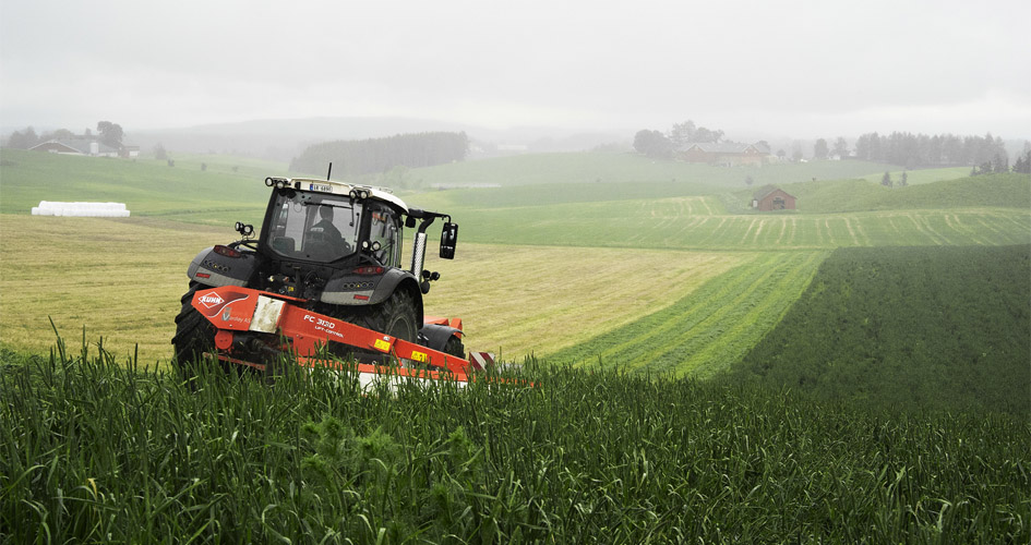 Traktor på åker