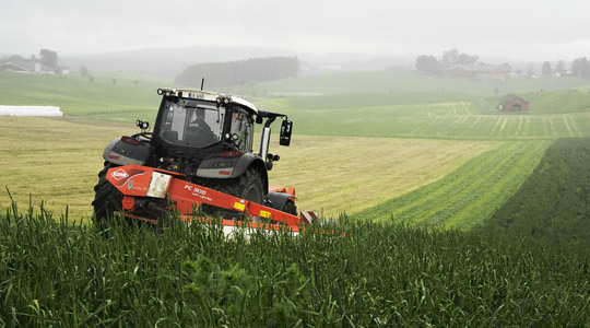Traktor på åker